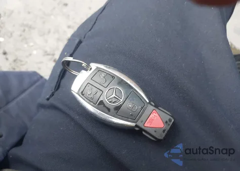 2011 Mercedes-Benz E 550 z USA, uszkodzony, nr VIN WDDHF7CB7BA411826